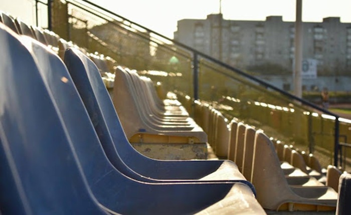 a row of empty seats sitting next to each other